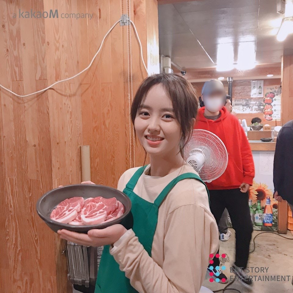 Kim So Hyun tung bộ ảnh hậu trường webdrama mặc đồng phục cực xinh