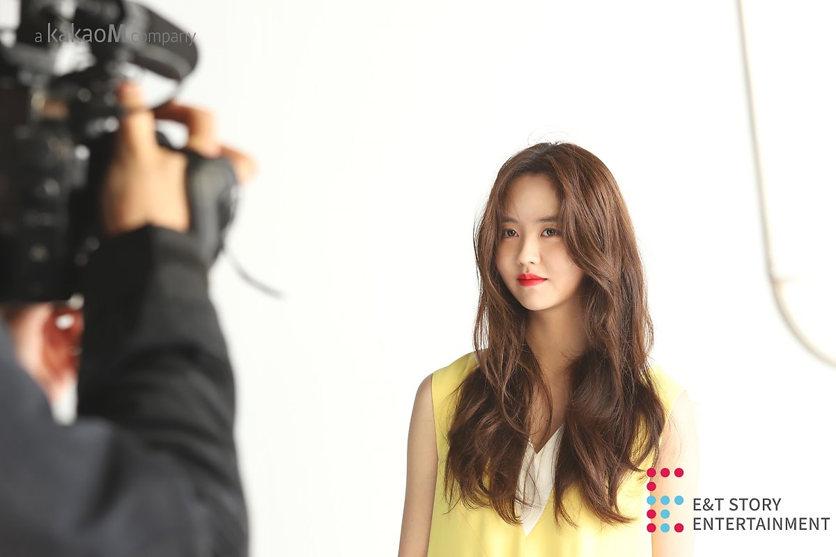 Kim So Hyun tung bộ ảnh hậu trường webdrama mặc đồng phục cực xinh