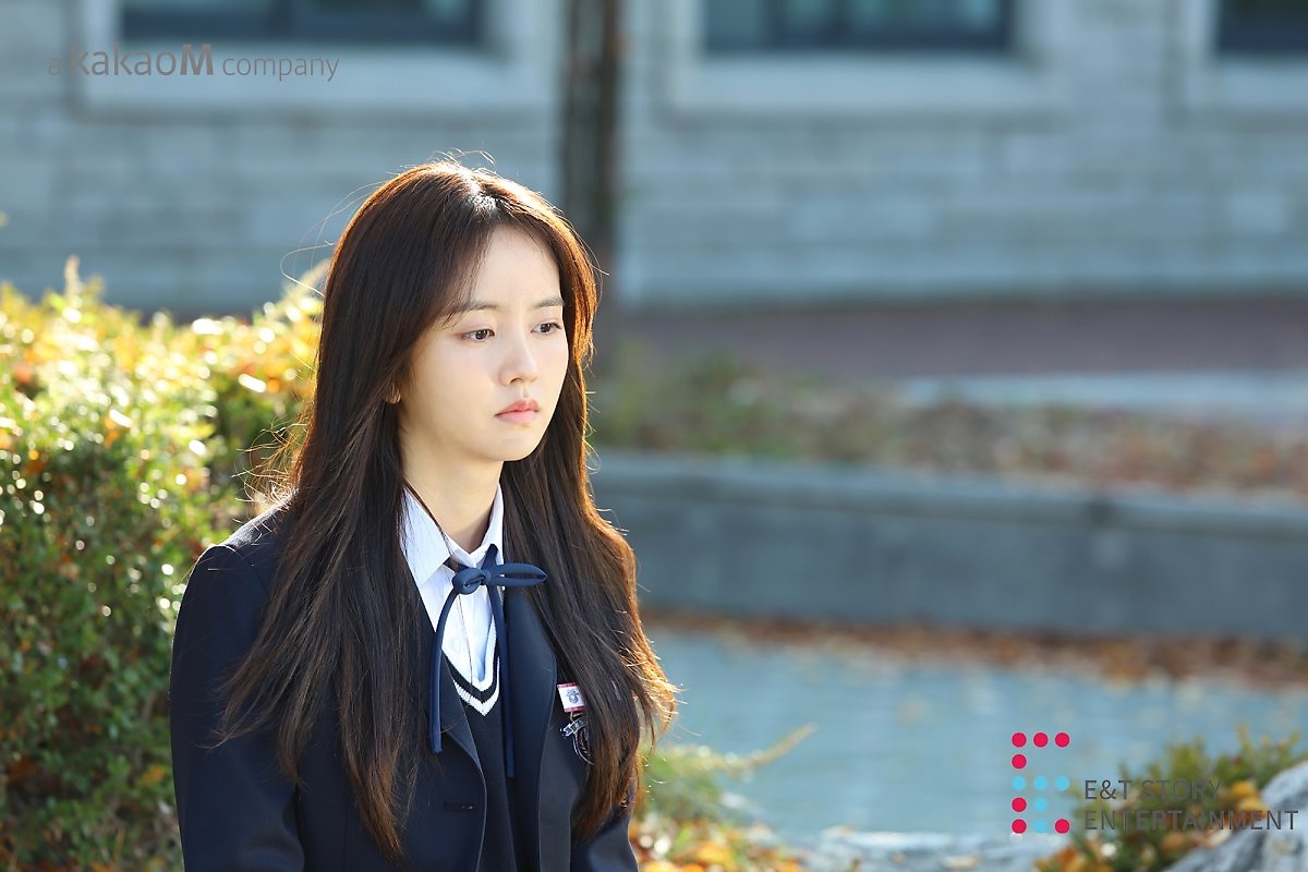 Kim So Hyun tung bộ ảnh hậu trường webdrama mặc đồng phục cực xinh