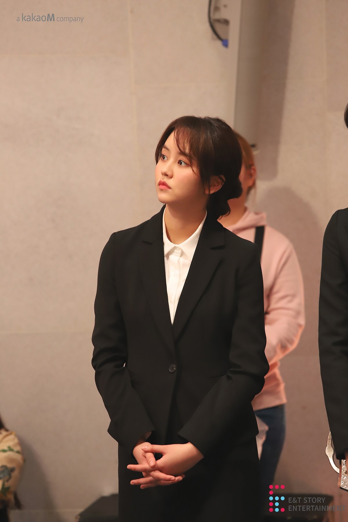 Kim So Hyun tung bộ ảnh hậu trường webdrama mặc đồng phục cực xinh
