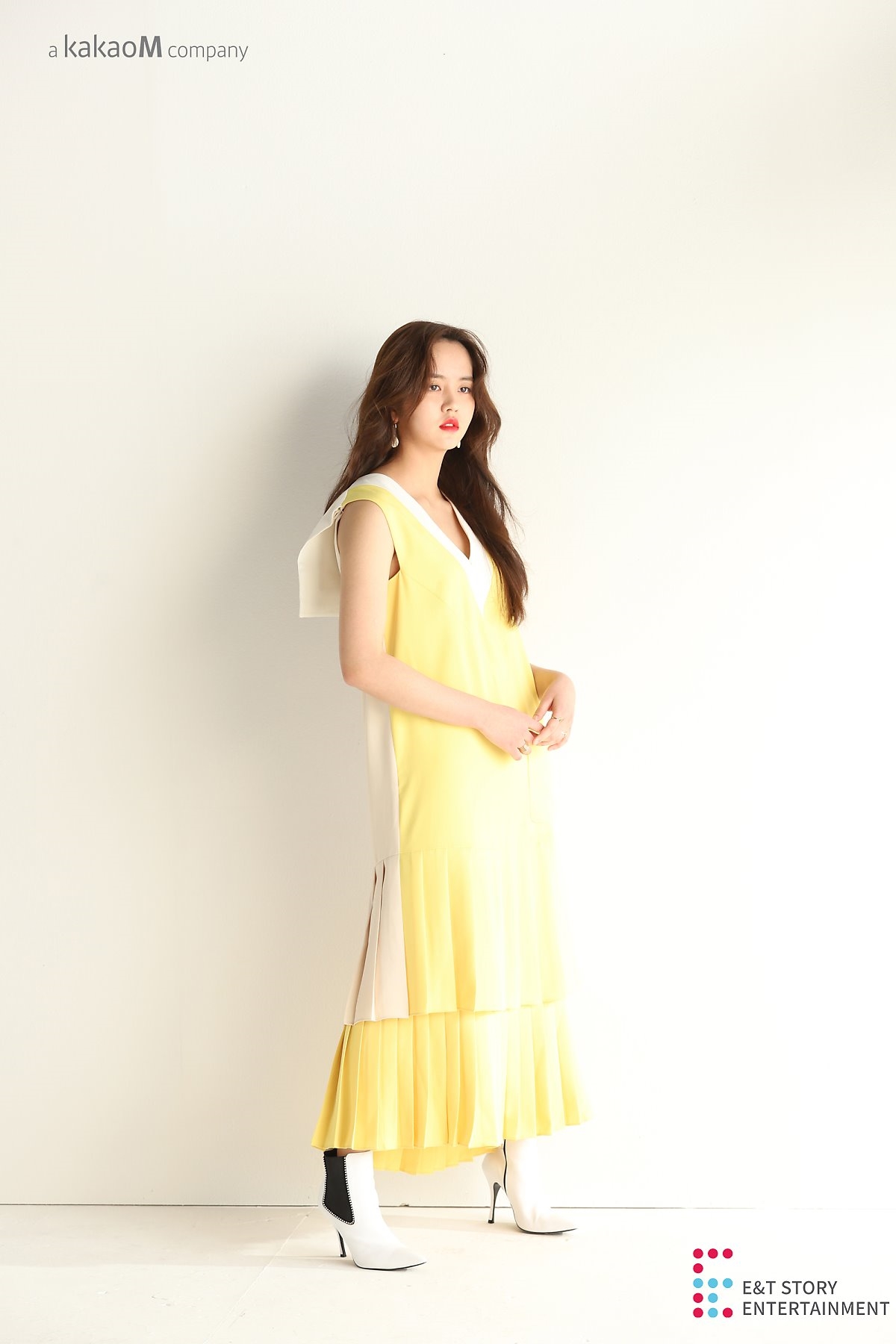 Kim So Hyun tung bộ ảnh hậu trường webdrama mặc đồng phục cực xinh