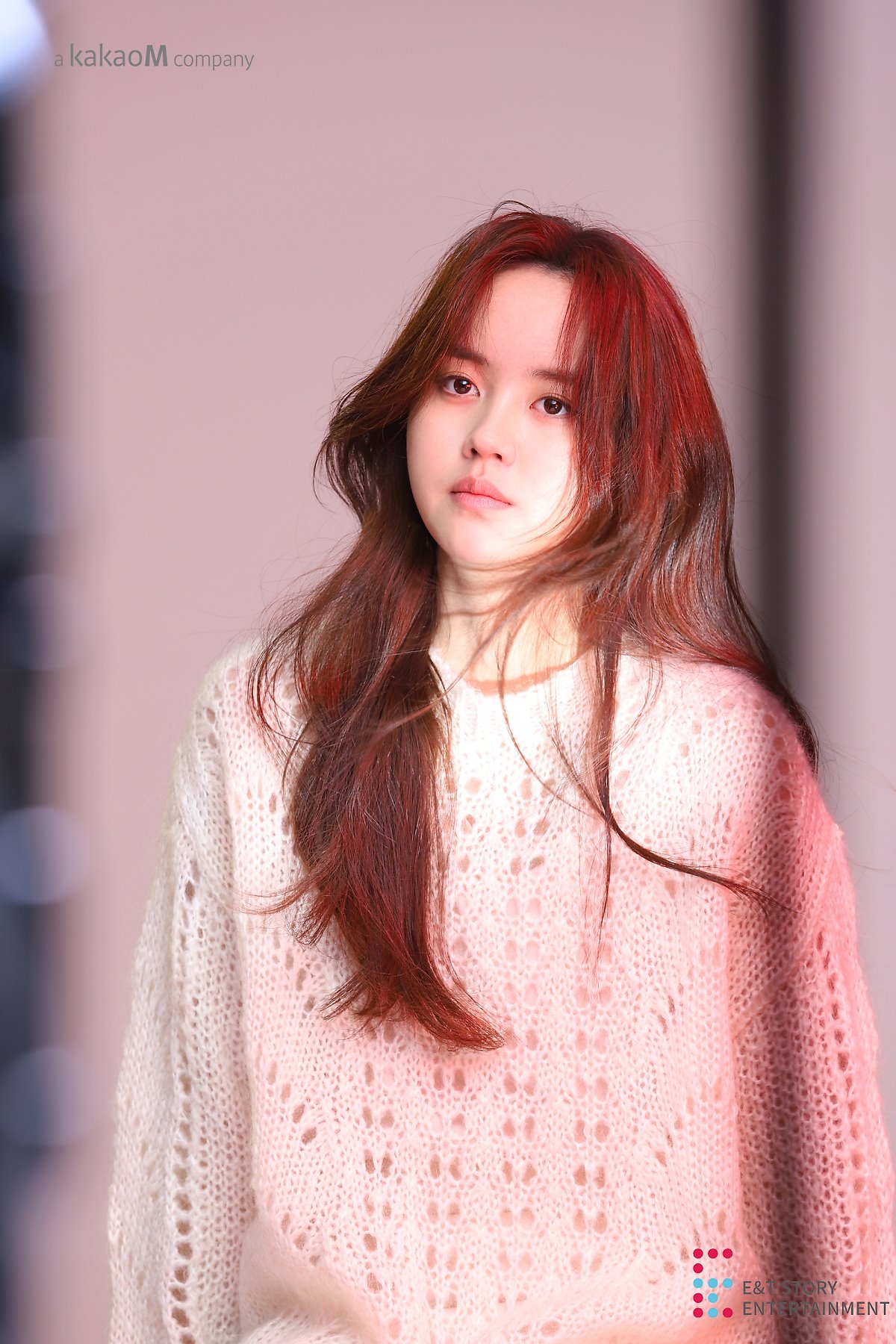 Kim So Hyun tung bộ ảnh hậu trường webdrama mặc đồng phục cực xinh