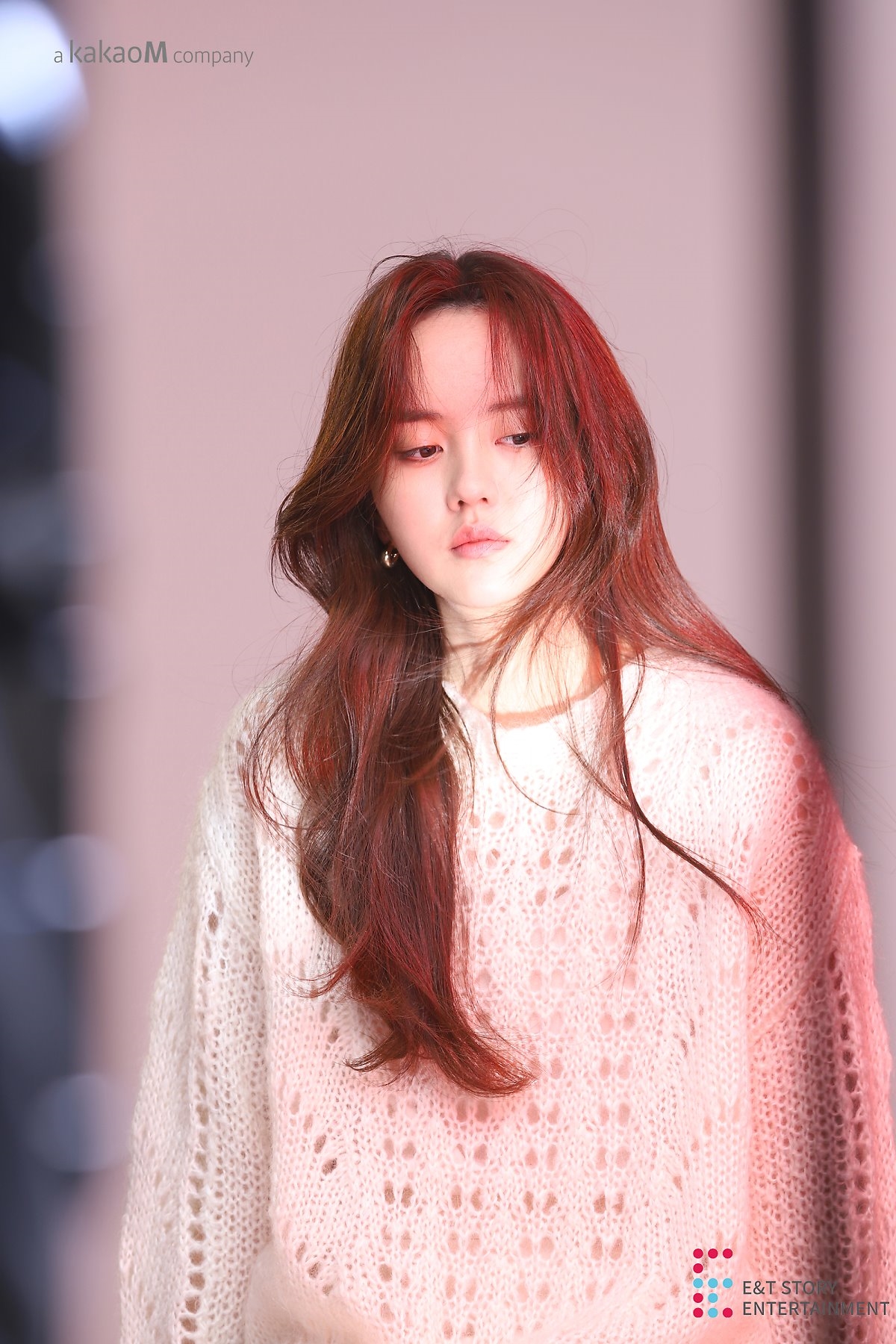 Kim So Hyun tung bộ ảnh hậu trường webdrama mặc đồng phục cực xinh