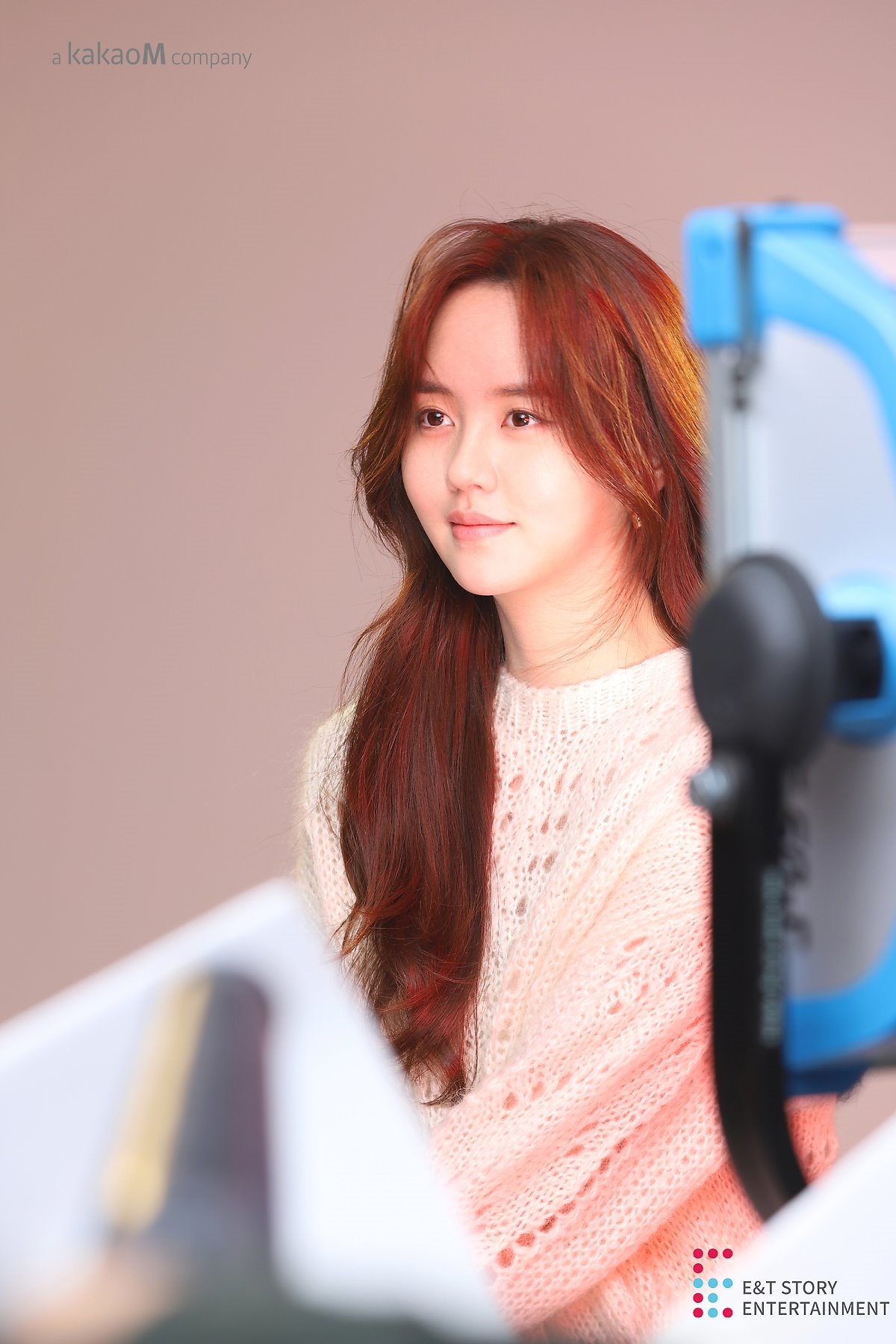 Kim So Hyun tung bộ ảnh hậu trường webdrama mặc đồng phục cực xinh