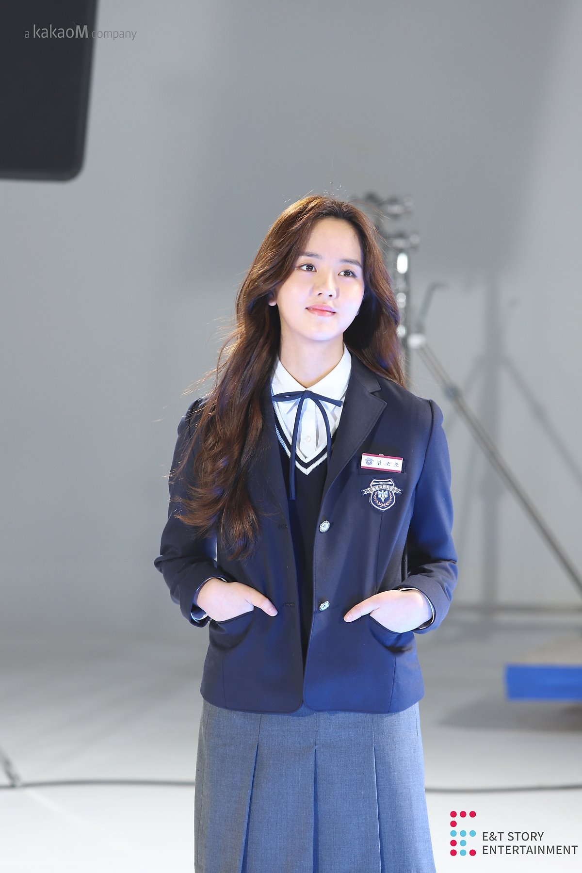 Kim So Hyun tung bộ ảnh hậu trường webdrama mặc đồng phục cực xinh