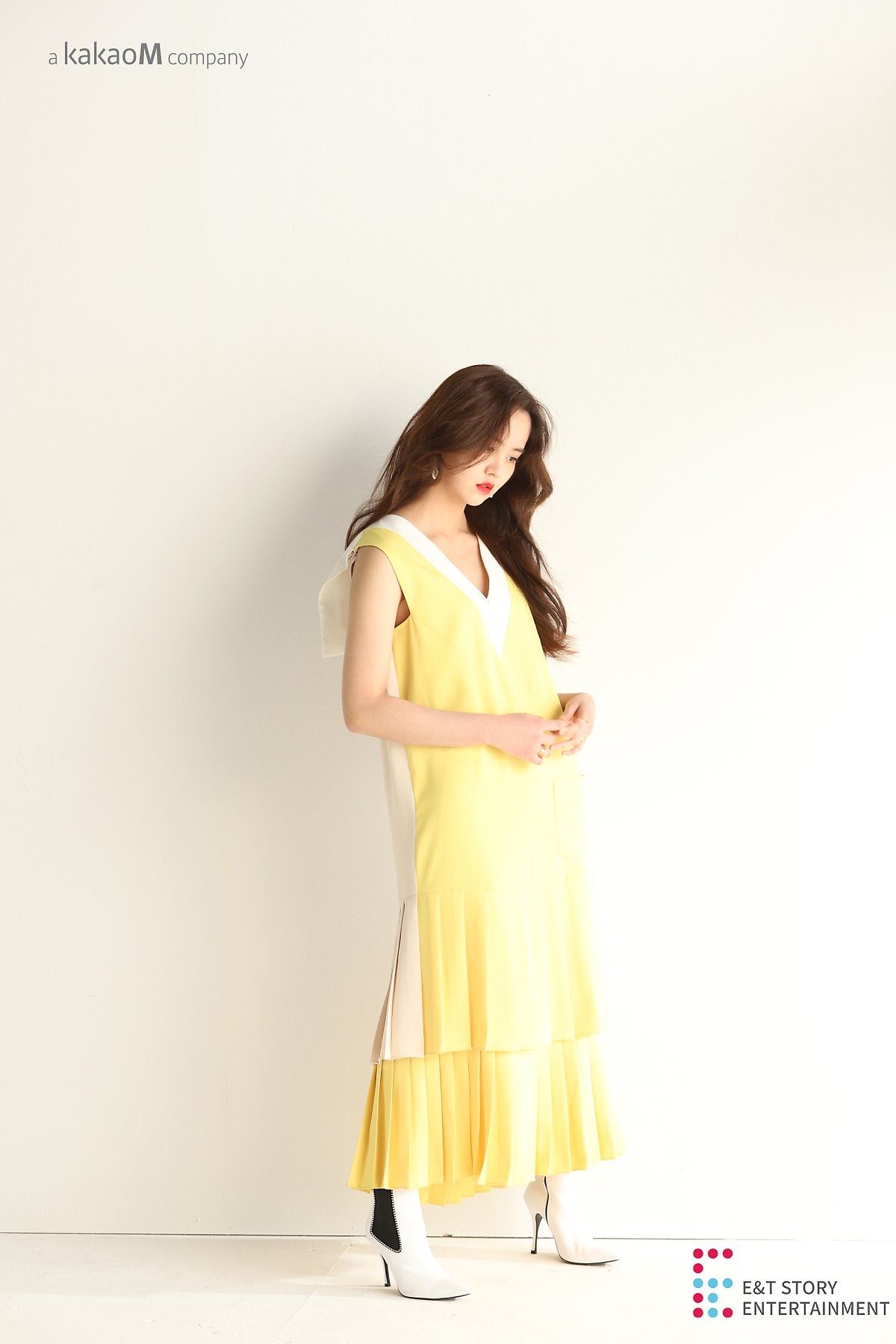 Kim So Hyun tung bộ ảnh hậu trường webdrama mặc đồng phục cực xinh