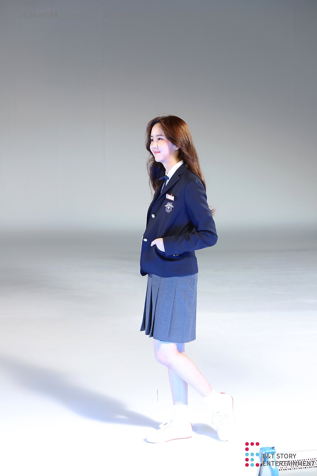 Kim So Hyun tung bộ ảnh hậu trường webdrama mặc đồng phục cực xinh