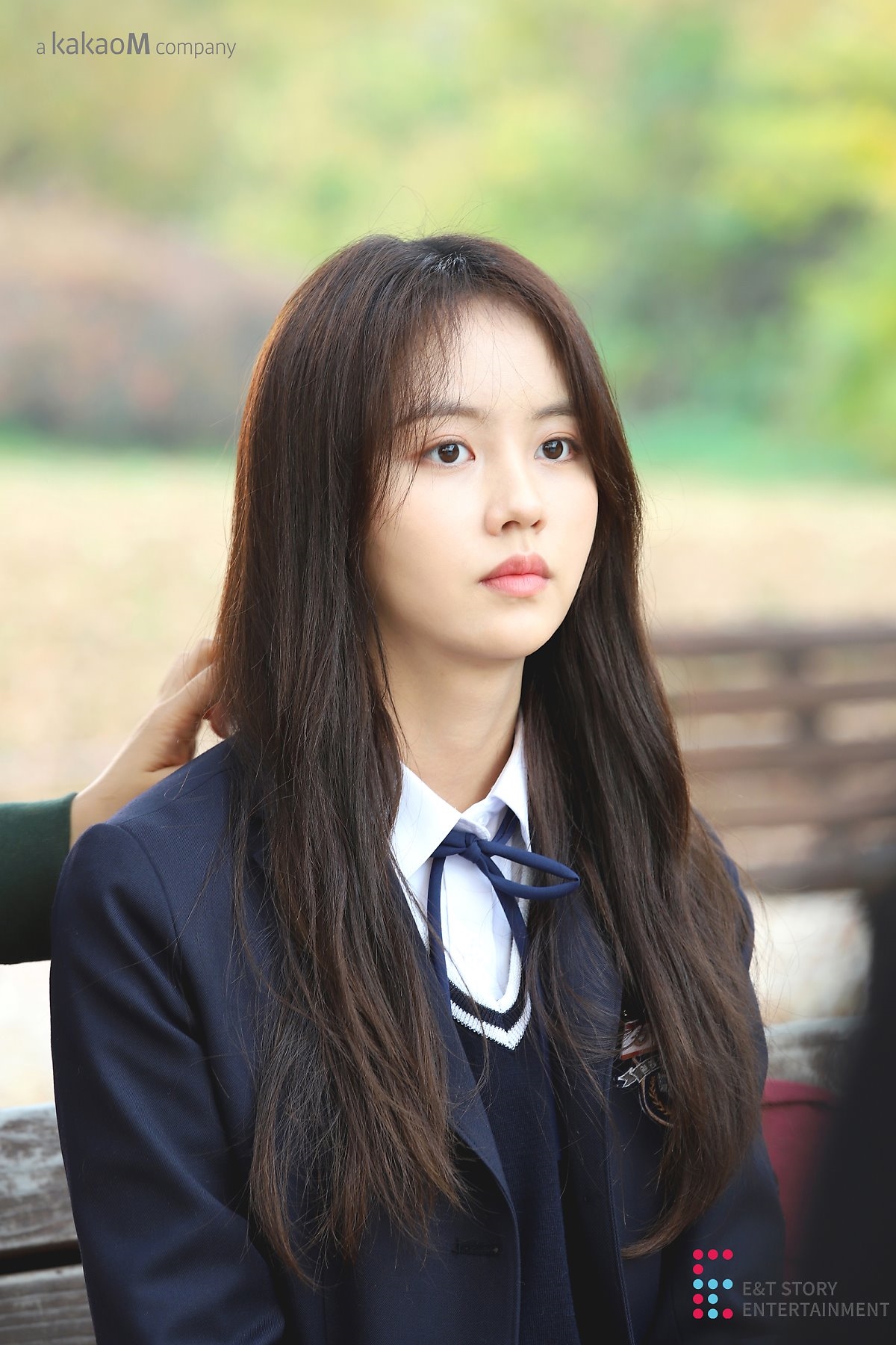 Kim So Hyun tung bộ ảnh hậu trường webdrama mặc đồng phục cực xinh