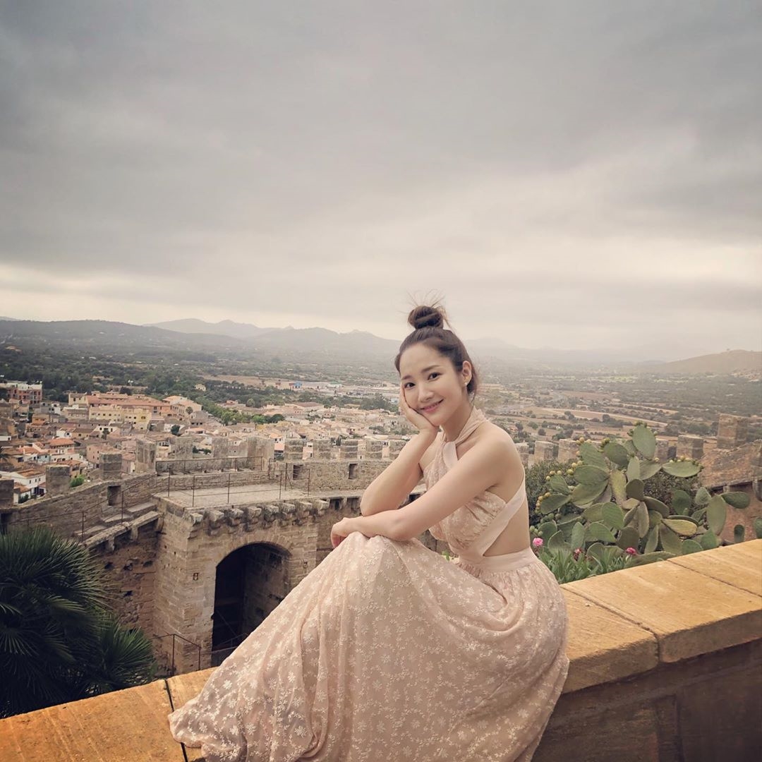 Park Min Young và Kang So Ra nhận 'mưa' lời khen với loạt ảnh du lịch