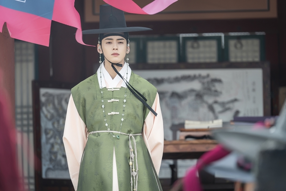 Yeo Jin Goo - IU trở thành hai ngôi sao truyền hình hot nhất tháng 8