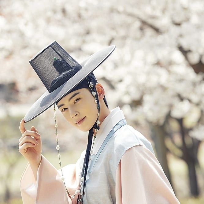 Yeo Jin Goo - IU trở thành hai ngôi sao truyền hình hot nhất tháng 8