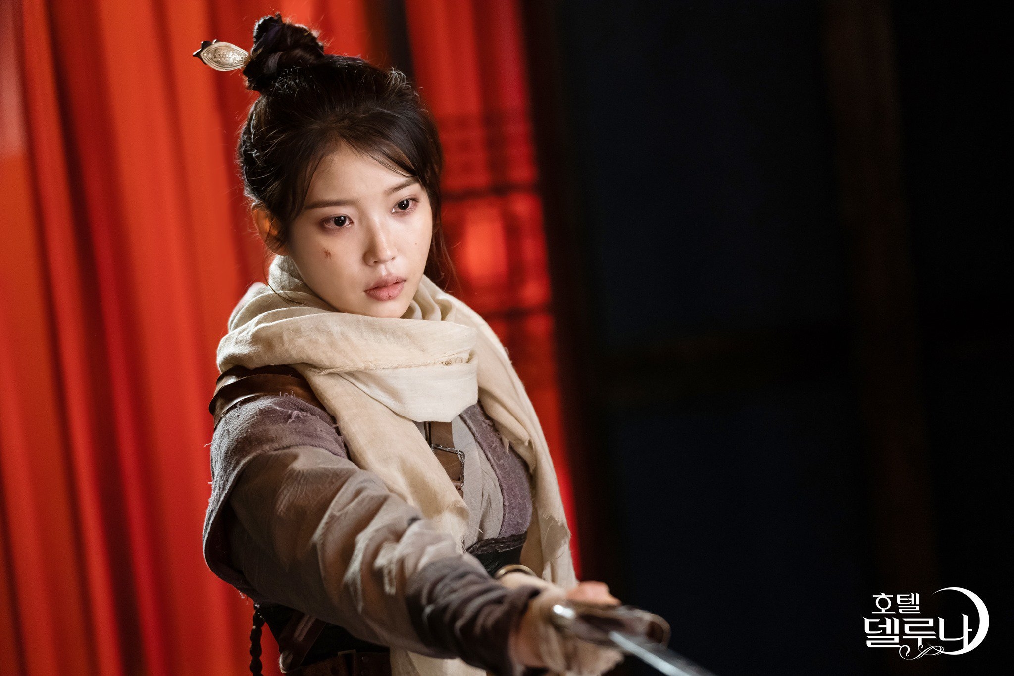 IU nỗ lực hết mình cả trong phim lẫn hậu trường cho 'Hotel Del Luna'