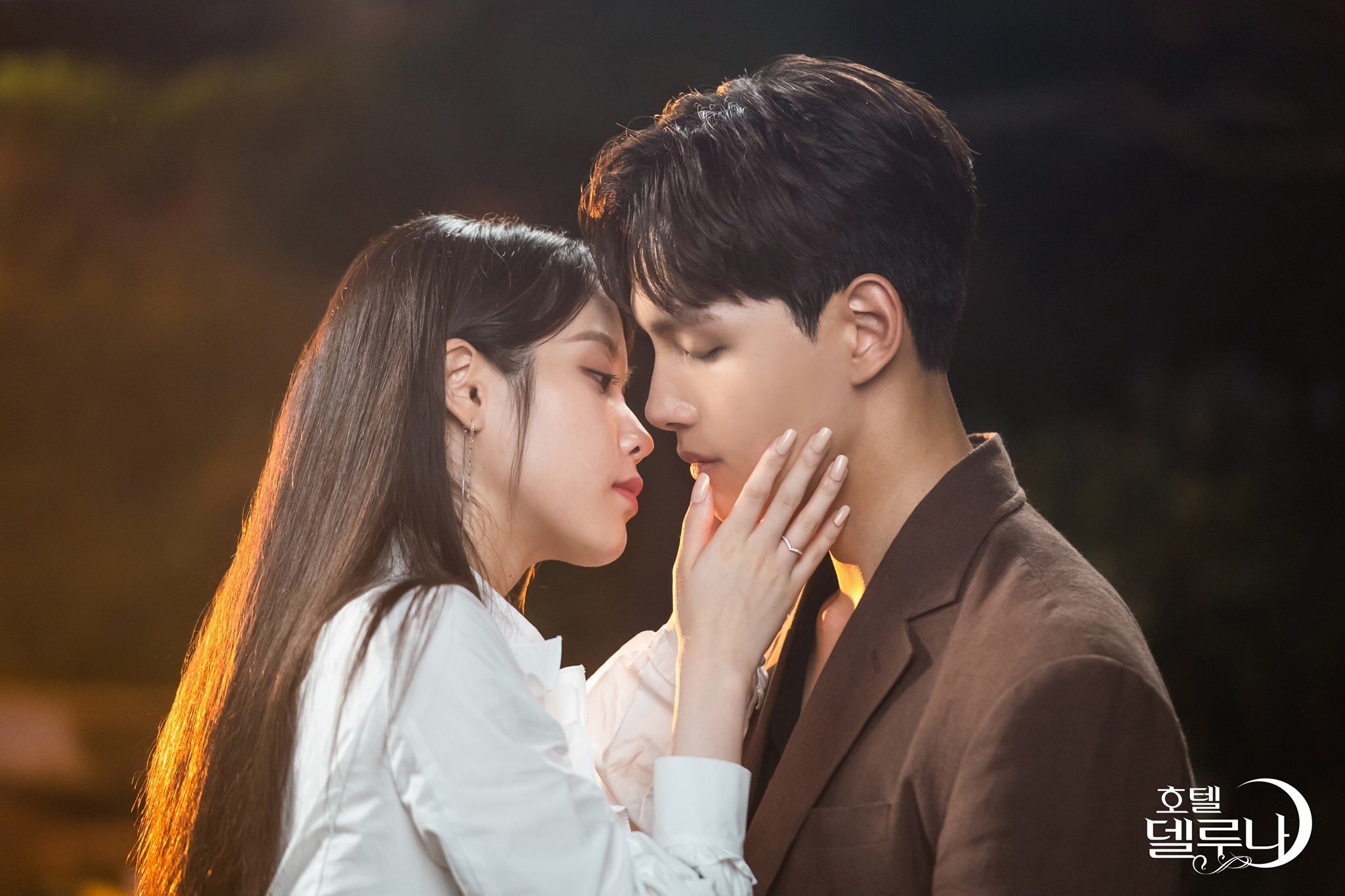 IU nỗ lực hết mình cả trong phim lẫn hậu trường cho 'Hotel Del Luna'