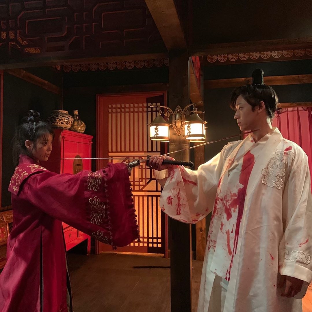 IU nỗ lực hết mình cả trong phim lẫn hậu trường cho 'Hotel Del Luna'