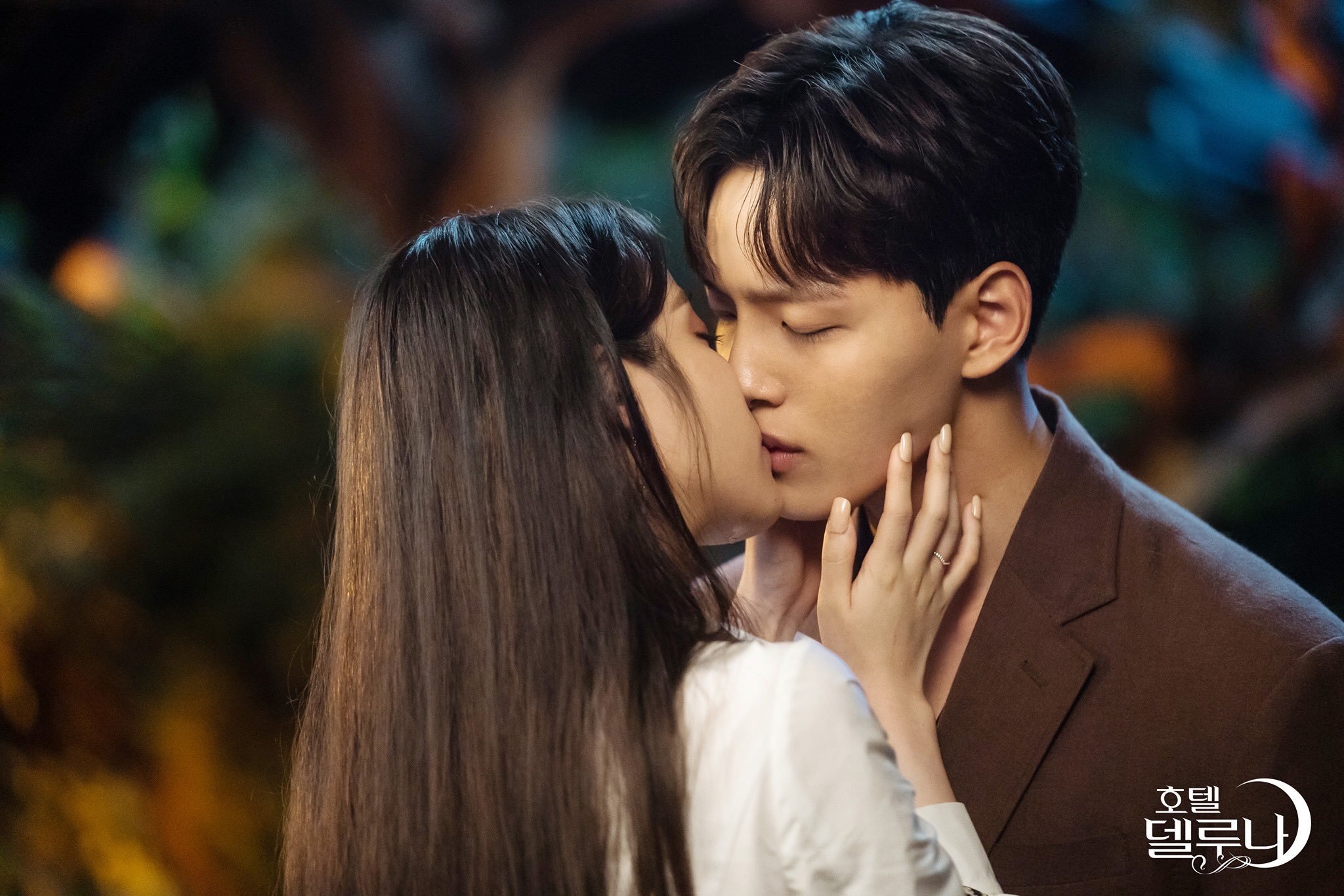 IU nỗ lực hết mình cả trong phim lẫn hậu trường cho 'Hotel Del Luna'