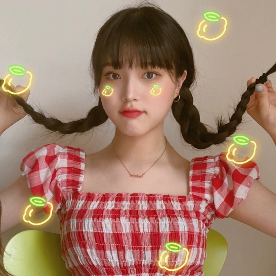 Kim Sae Ron khoe ảnh chụp cùng hai em gái xinh xắn gây chú ý