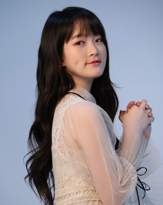 Kim Sae Ron khoe ảnh chụp cùng hai em gái xinh xắn gây chú ý