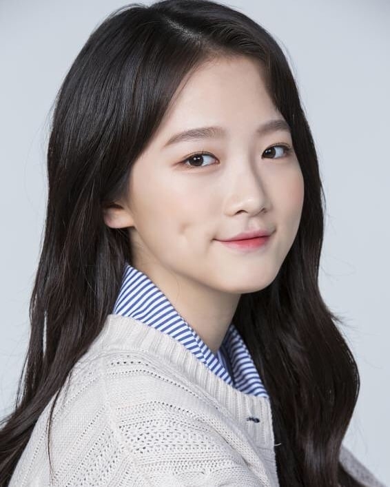 Kim Sae Ron khoe ảnh chụp cùng hai em gái xinh xắn gây chú ý