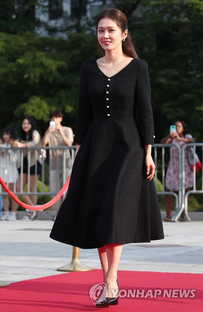 Jang Na Ra đơn giản, kín đáo vẫn như mỹ nữ tuổi 20 trên thảm đỏ