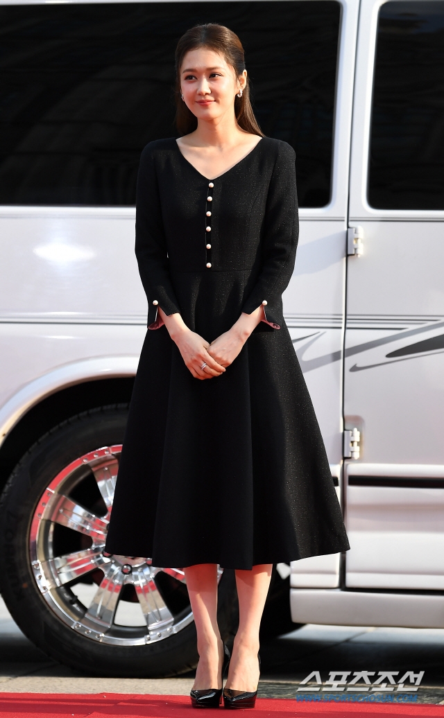 Jang Na Ra đơn giản, kín đáo vẫn như mỹ nữ tuổi 20 trên thảm đỏ
