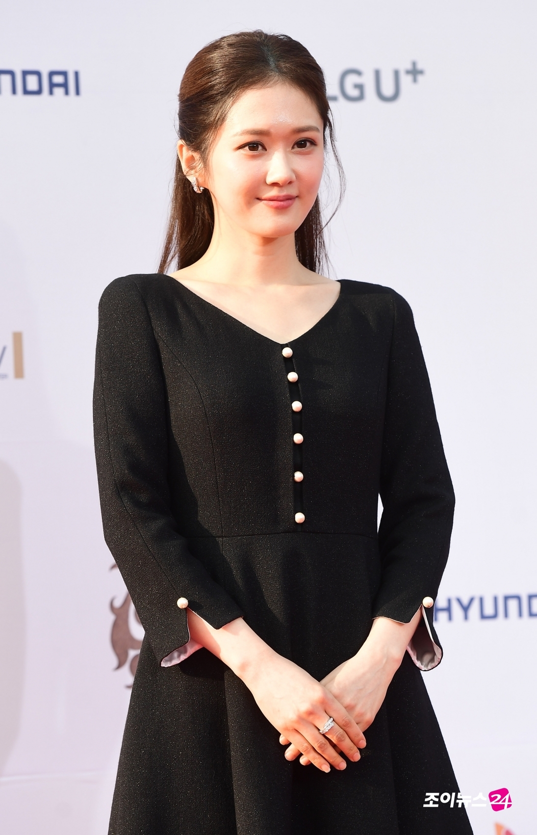 Jang Na Ra đơn giản, kín đáo vẫn như mỹ nữ tuổi 20 trên thảm đỏ