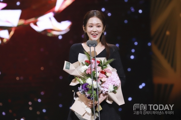 Jang Na Ra đơn giản, kín đáo vẫn như mỹ nữ tuổi 20 trên thảm đỏ