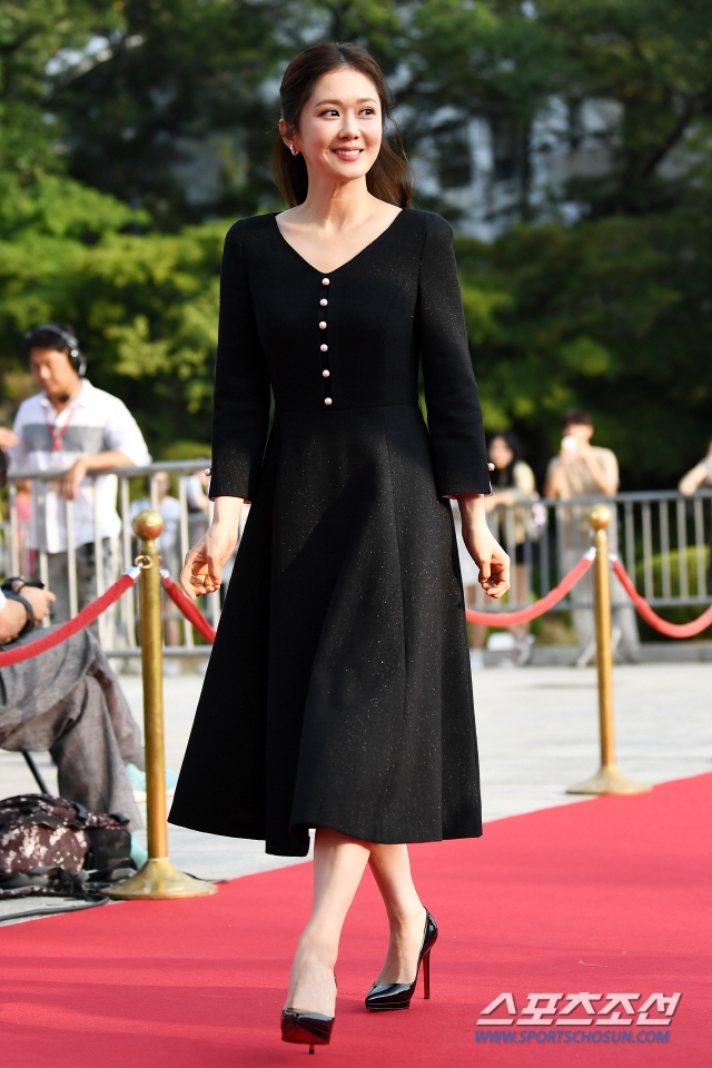 Jang Na Ra đơn giản, kín đáo vẫn như mỹ nữ tuổi 20 trên thảm đỏ