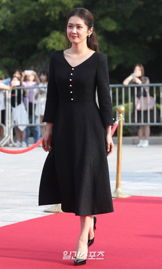 Jang Na Ra đơn giản, kín đáo vẫn như mỹ nữ tuổi 20 trên thảm đỏ