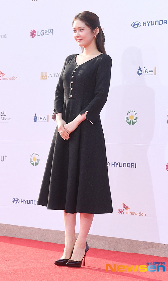 Jang Na Ra đơn giản, kín đáo vẫn như mỹ nữ tuổi 20 trên thảm đỏ