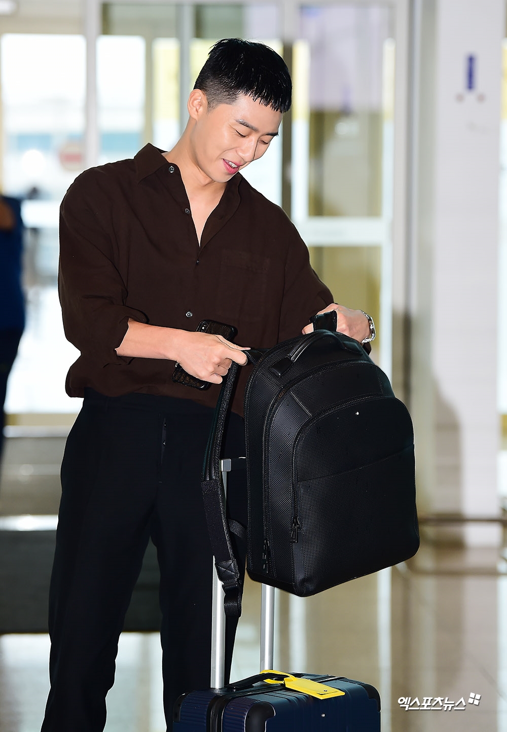 Park Seo Joon đầu đinh 'ngố tàu' vẫn phong độ ở sân bay đi công tác