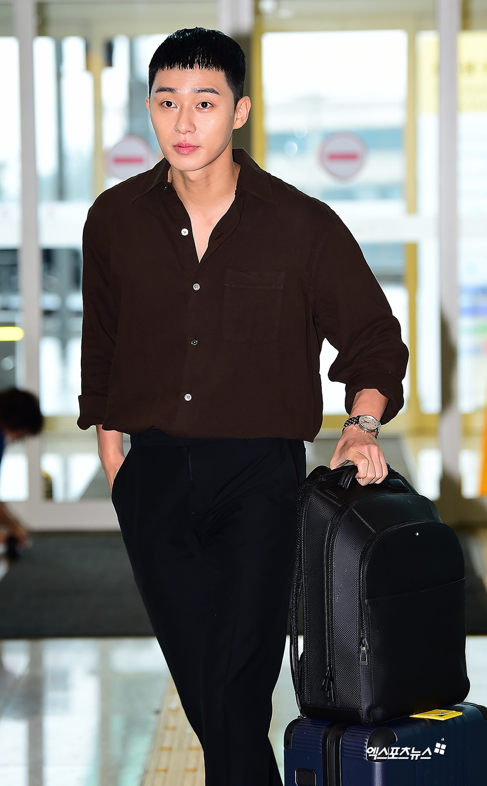 Park Seo Joon đầu đinh 'ngố tàu' vẫn phong độ ở sân bay đi công tác