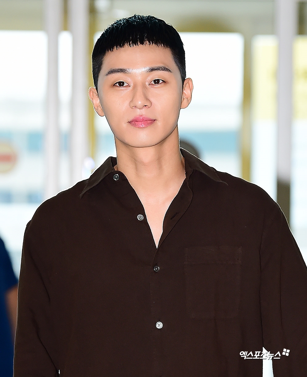 Park Seo Joon đầu đinh 'ngố tàu' vẫn phong độ ở sân bay đi công tác