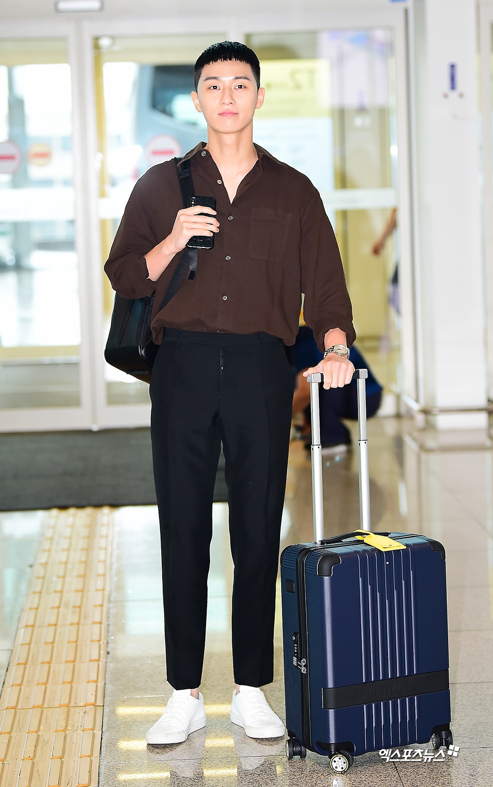 Park Seo Joon đầu đinh 'ngố tàu' vẫn phong độ ở sân bay đi công tác