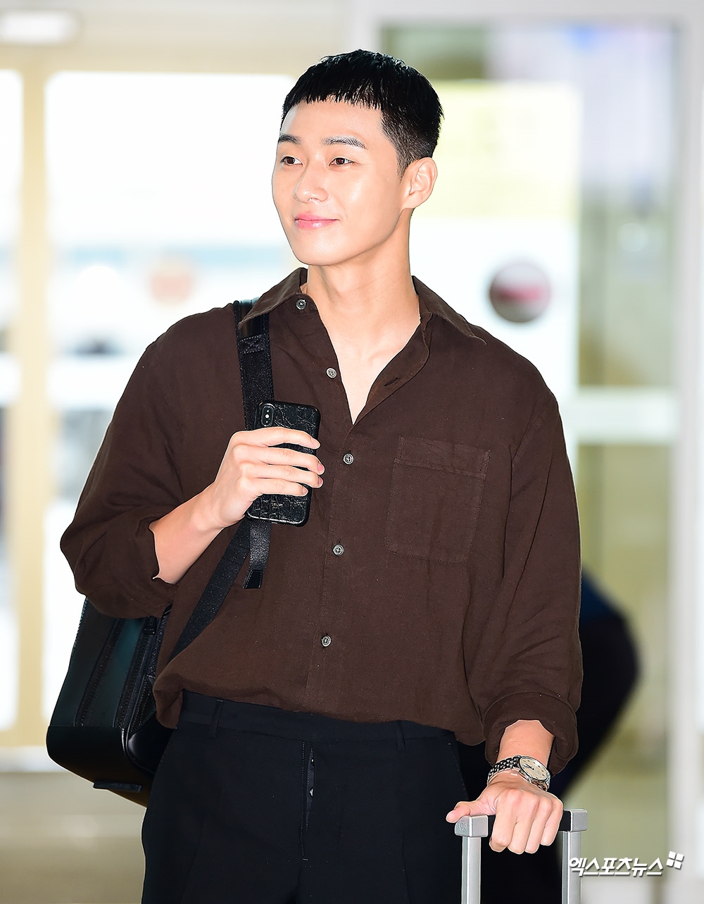 Park Seo Joon đầu đinh 'ngố tàu' vẫn phong độ ở sân bay đi công tác