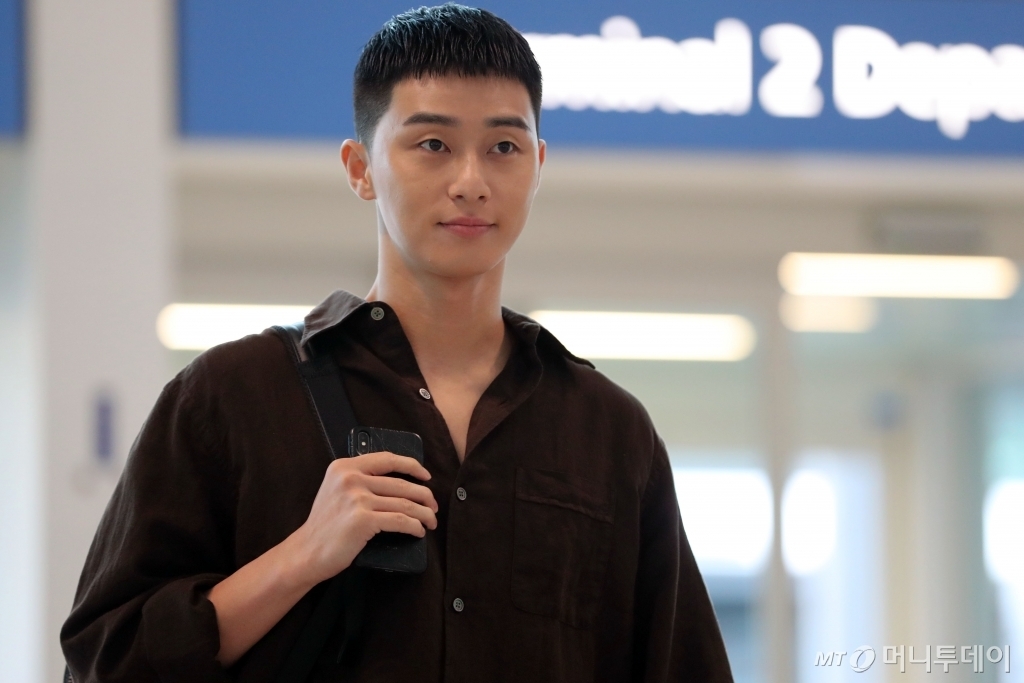 Park Seo Joon đầu đinh 'ngố tàu' vẫn phong độ ở sân bay đi công tác