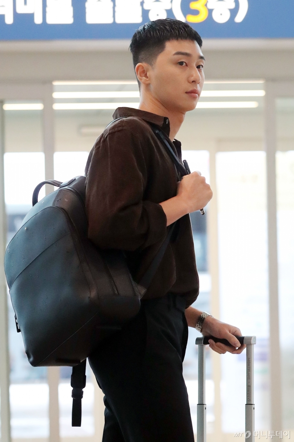 Park Seo Joon đầu đinh 'ngố tàu' vẫn phong độ ở sân bay đi công tác