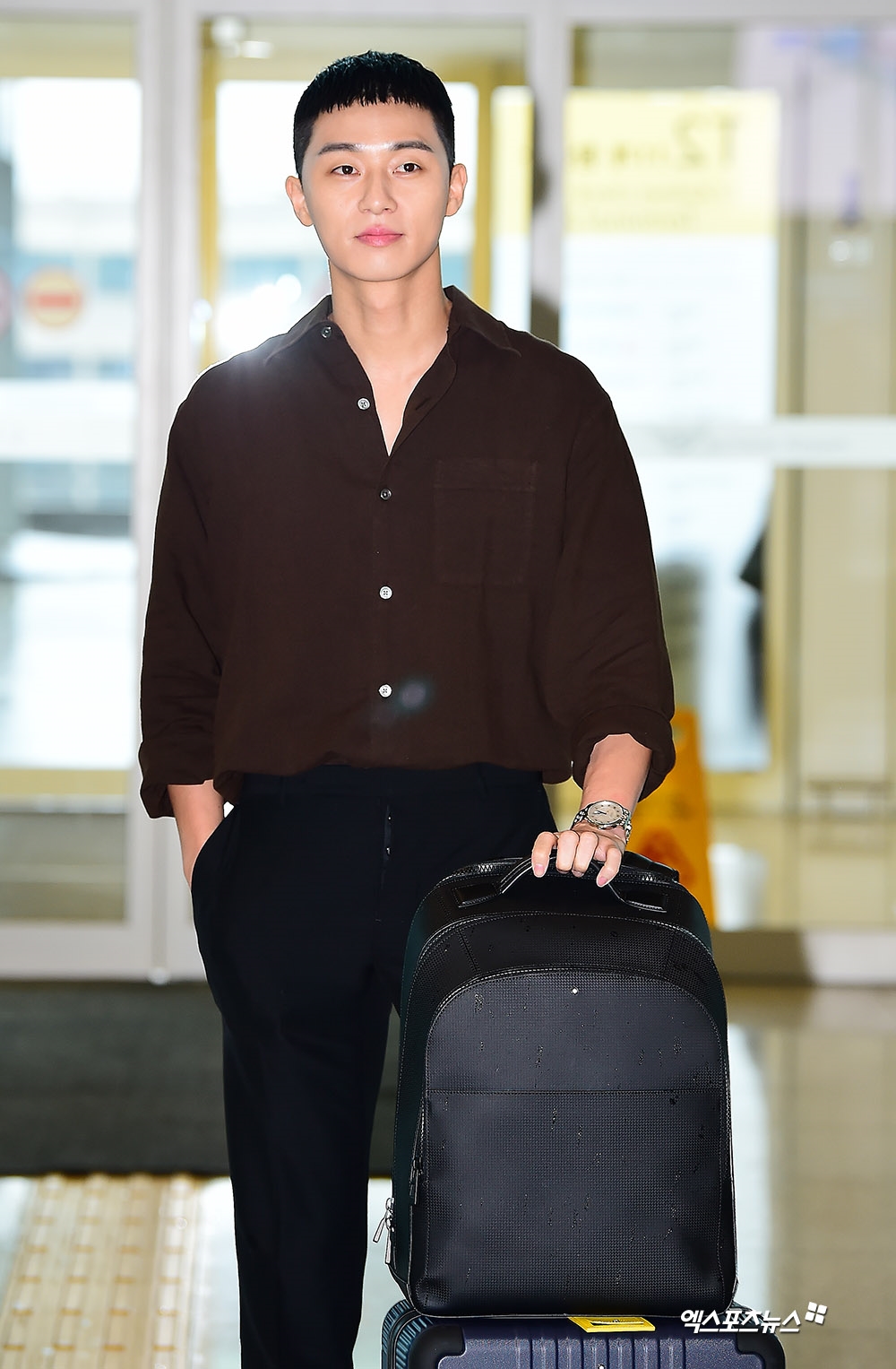 Park Seo Joon đầu đinh 'ngố tàu' vẫn phong độ ở sân bay đi công tác
