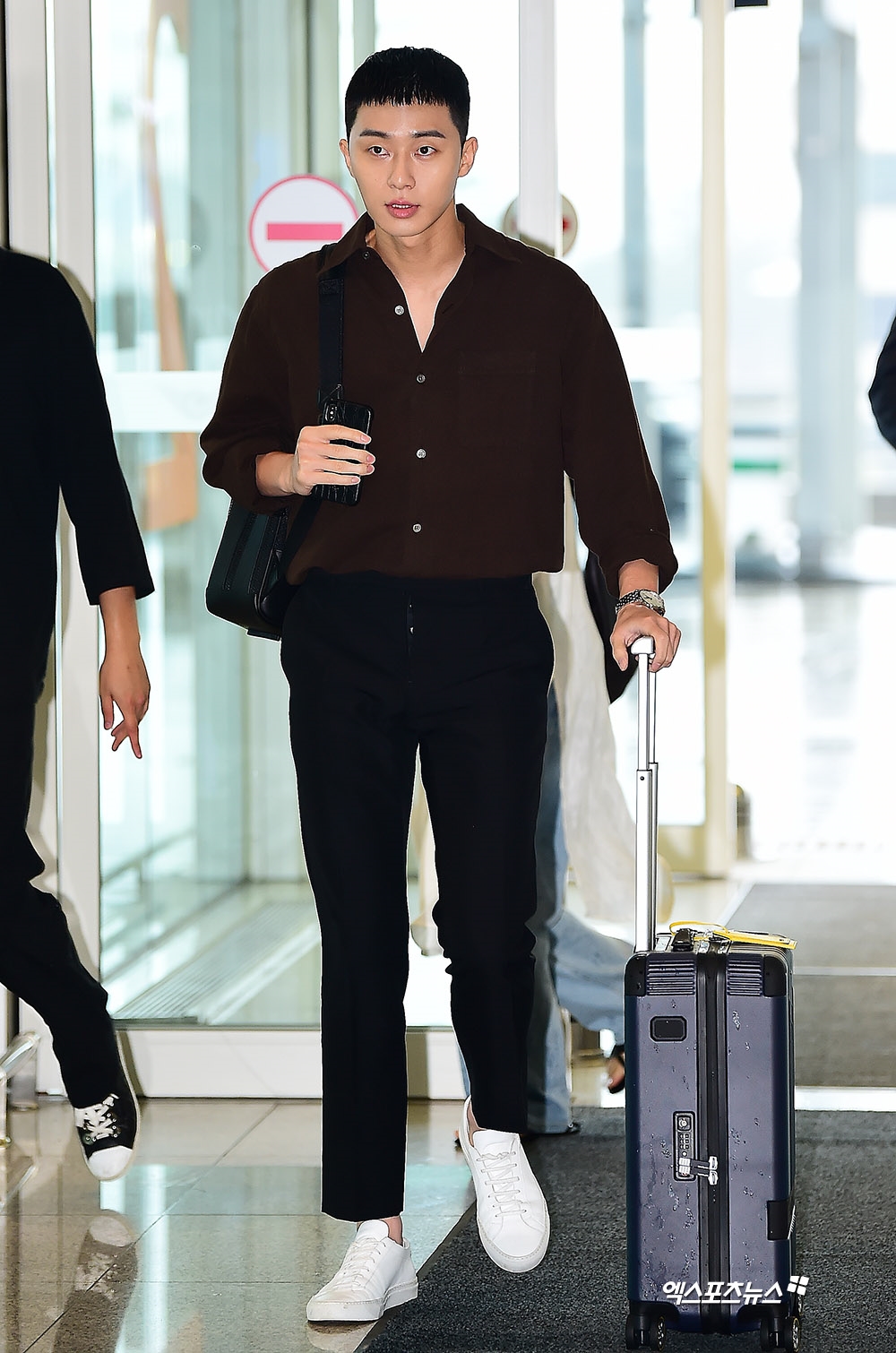 Park Seo Joon đầu đinh 'ngố tàu' vẫn phong độ ở sân bay đi công tác
