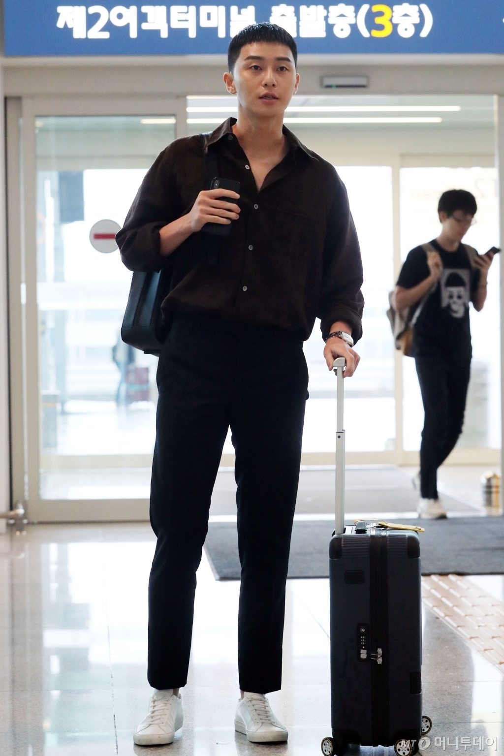 Park Seo Joon đầu đinh 'ngố tàu' vẫn phong độ ở sân bay đi công tác