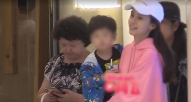 AngelaBaby vui đến cười tít mắt khi mẹ chồng bế con đến thăm