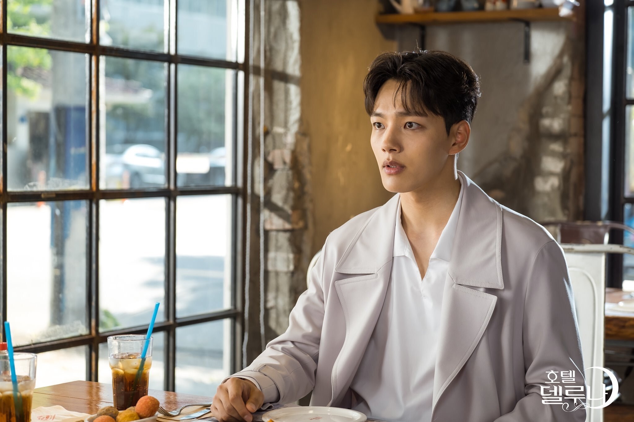Biên kịch chia sẻ tầm quan trọng của IU đối với 'Hotel Del Luna'