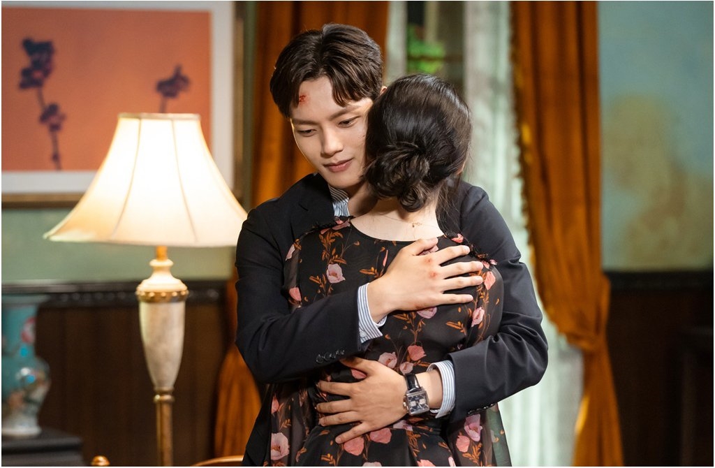 Biên kịch chia sẻ tầm quan trọng của IU đối với 'Hotel Del Luna'