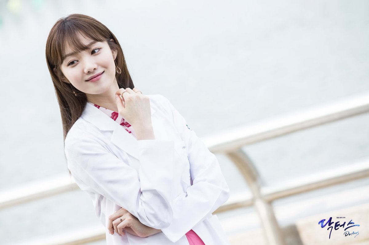 Lee Sung Kyung trở thành nữ chính 'Romantic Doctor Kim' phần 2?