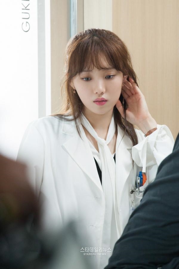 Lee Sung Kyung trở thành nữ chính 'Romantic Doctor Kim' phần 2?