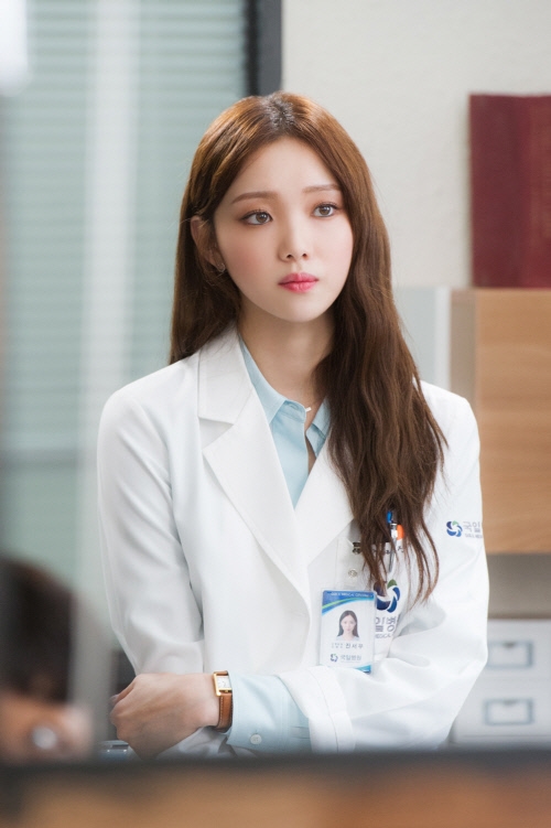 Lee Sung Kyung trở thành nữ chính 'Romantic Doctor Kim' phần 2?