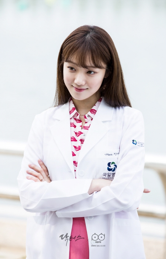 Lee Sung Kyung trở thành nữ chính 'Romantic Doctor Kim' phần 2?