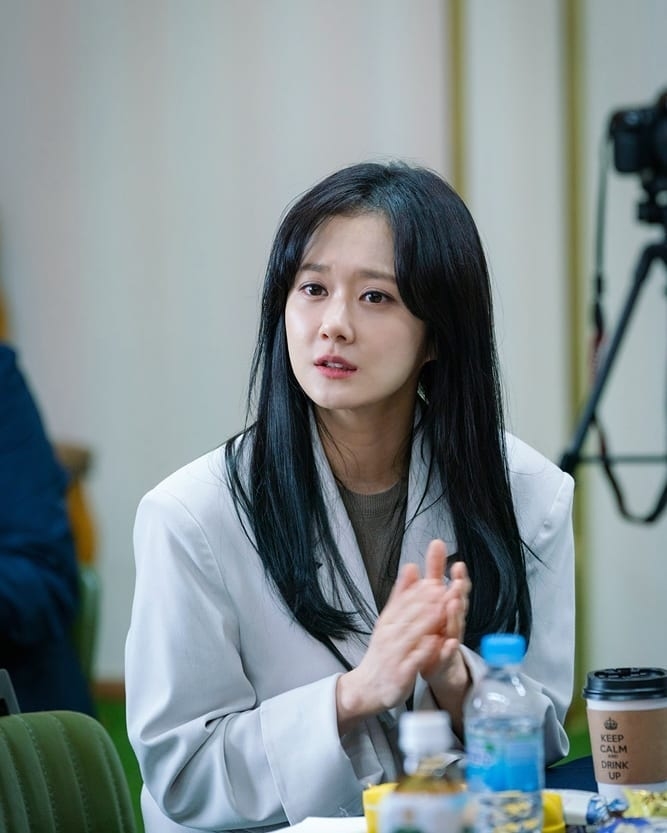 Jang Na Ra tái xuất với hình tượng nữ cường đẹp mê ly trong drama mới