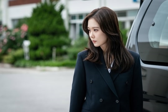 Jang Na Ra tái xuất với hình tượng nữ cường đẹp mê ly trong drama mới