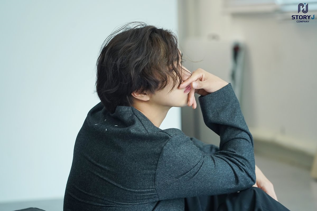 Yoo Seung Ho tung bộ ảnh mới lãng tử quyến rũ với tóc dài bồng bềnh