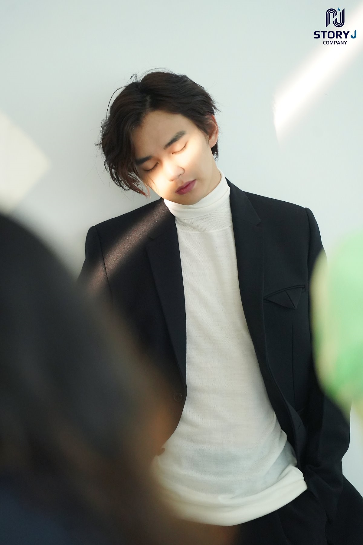 Yoo Seung Ho tung bộ ảnh mới lãng tử quyến rũ với tóc dài bồng bềnh